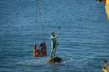 Una grúa de 80 metros trabaja en la reparación del Neptuno en Melenara/TA.